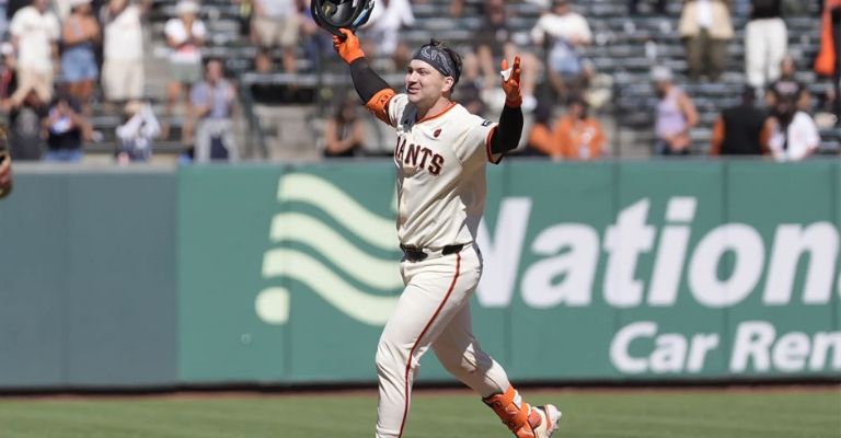 Bailey celebra después de conectar el hit del triunfo