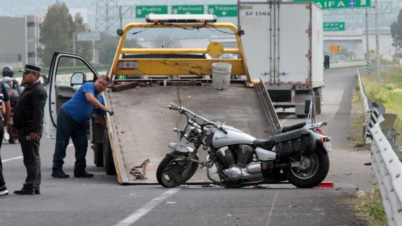 Militar muere despedazado por tráiler en la carretera México-Pachuca; el chofer escapó
