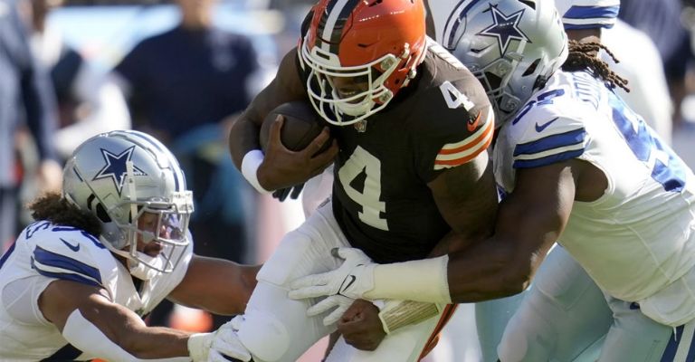 Deshaun Watson fue castigado por la defensiva de Dallas