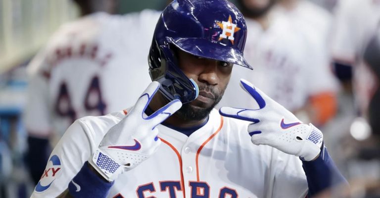 Heyward festeja su jonrón