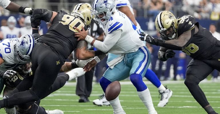 Prescott pierde el balón ante la presión de la defensa