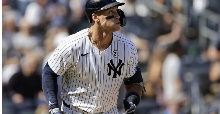 Judge observa el vuelo de la esférica,tras batear un jonrón