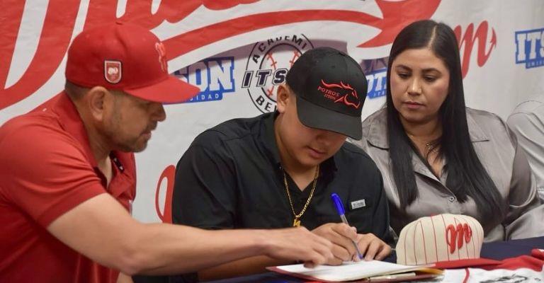El cajemense firmando su contrato como Diablo