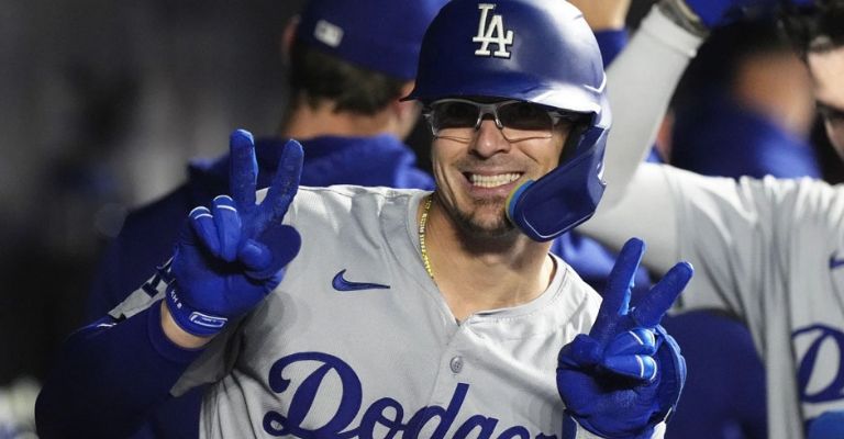 Kiké Hernández celebra en el dugout