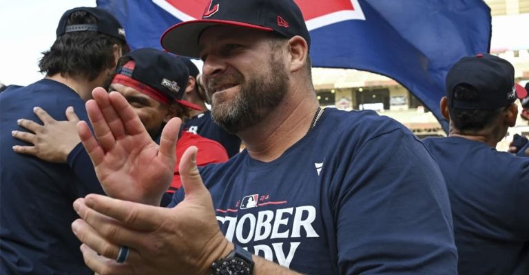 Vogt aplaude a sus jugadores, tras ganar su boleto