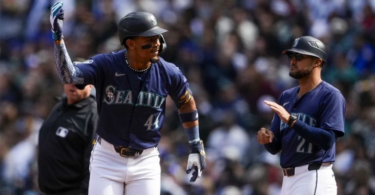 Julio Rodríguez festeja uno de sus imparables