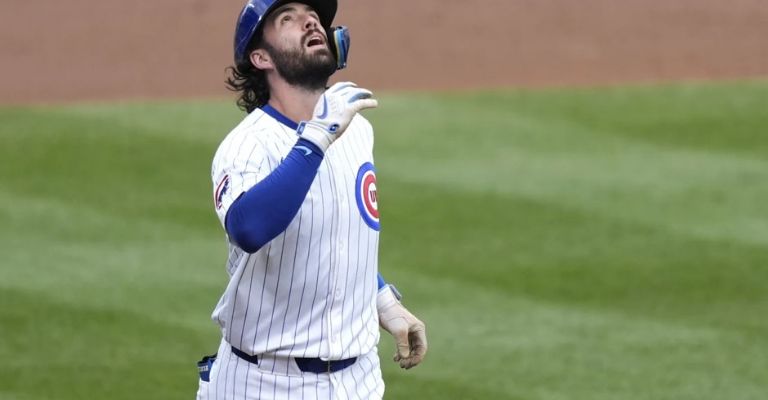 Swanson festeja su palo de vuelta entera