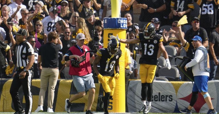 Austin III festeja en la zona de anotación