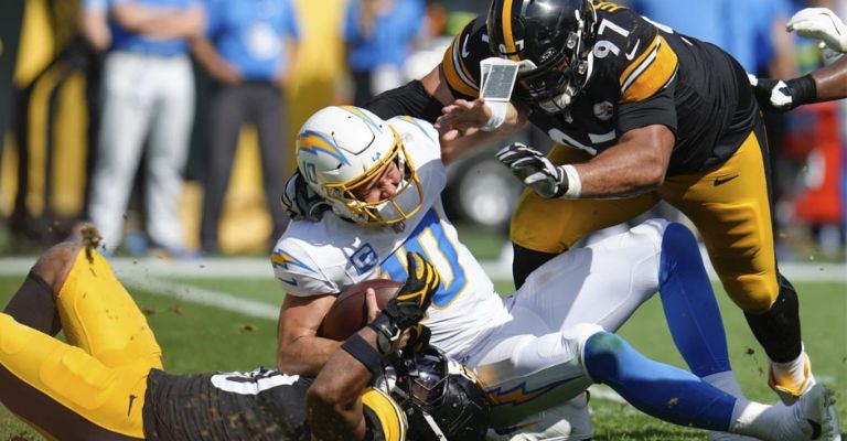 Justin Herbert salió lesionado por los Chargers