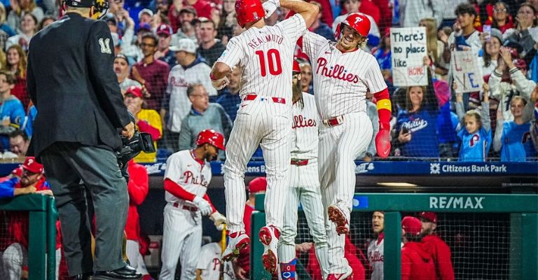 Realmuto celebra su palo de vuelta entera