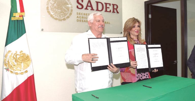 Claudia Pavlovich y Víctor Manuel Villalobos firman el comodato del CUM