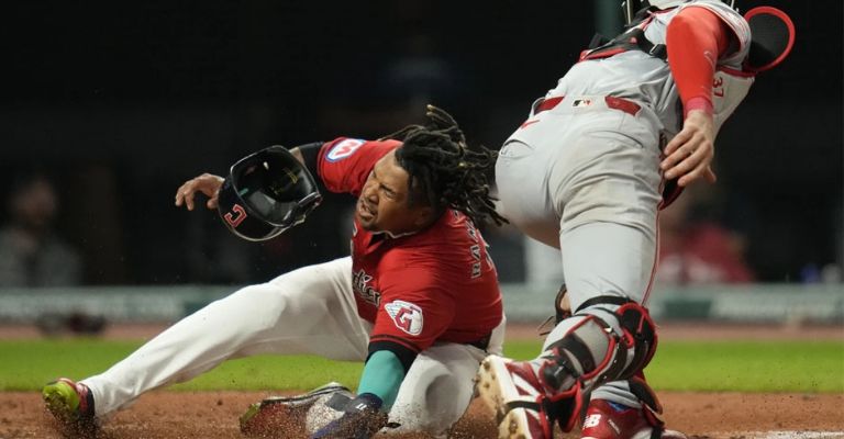 José Ramírez de Cleveland, anota durante la quinta entrada