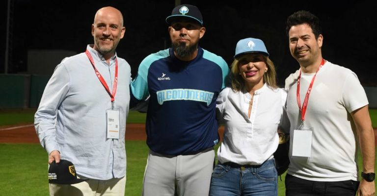 Claudia presente en el primer juego de Algodoneros en Europa