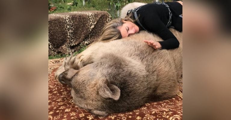 Montserrat Oliver comparte foto de su terrible tras mordida de una leona que se comió parte de su dedo