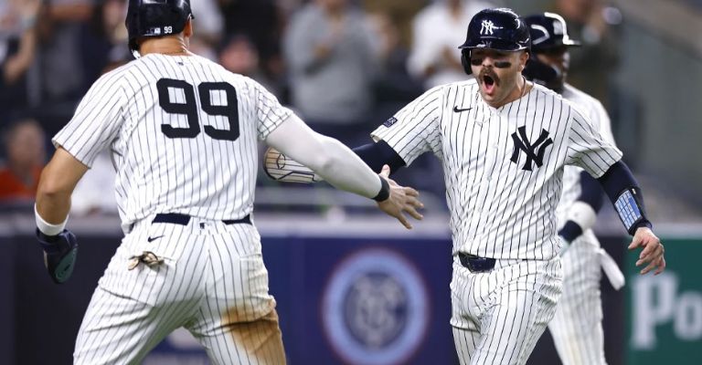 Judge y Wells celebran la victoria