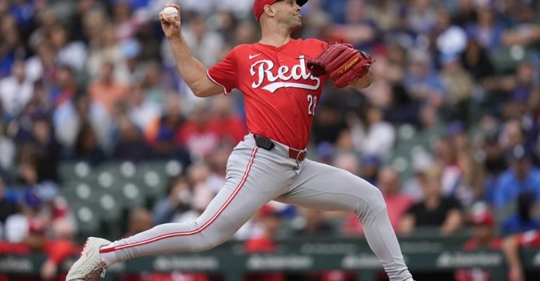 Martínez sostuvo el duelo de pitcheo por los Reds