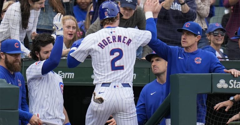Hoerner es felicitado tras anotar la única carrera del juego