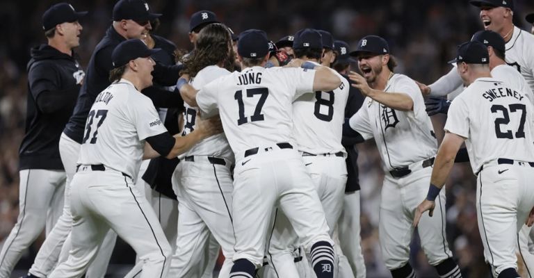 Los jugadores de Detroit festejan su boleto como comodín