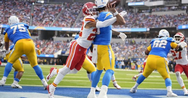 Herbert no la pasó nada bien ante la defensa de los Chiefs