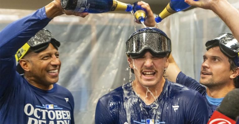 Witt Jr. es bañado con champaña después de ganar el título de bateo