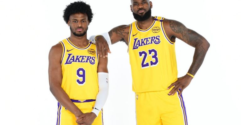 Padre e hijo disfrutan del poder jugar juntos