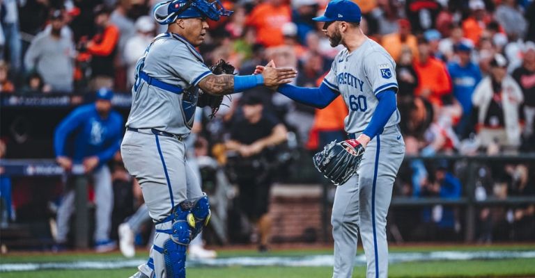 Erceg festeja con Salvador Pérez, tras el último out