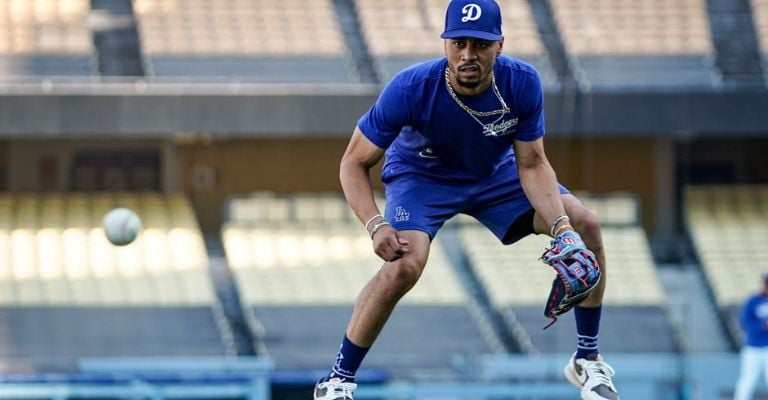 Betts fildea un roletazo en las paradas cortas