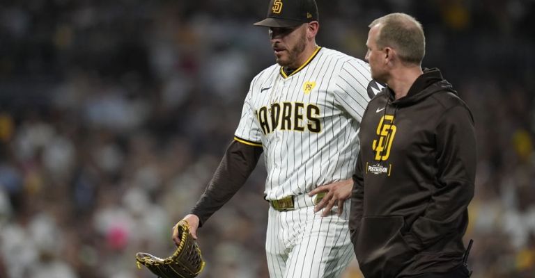 El lanzador se resintió en un juego ante Atlanta