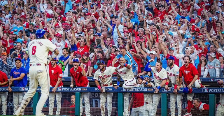 Castellanos festeja con sus compañeros