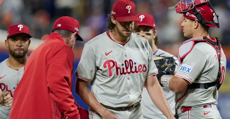 Aaron Nola seguirá con el equipo la próxima campaña