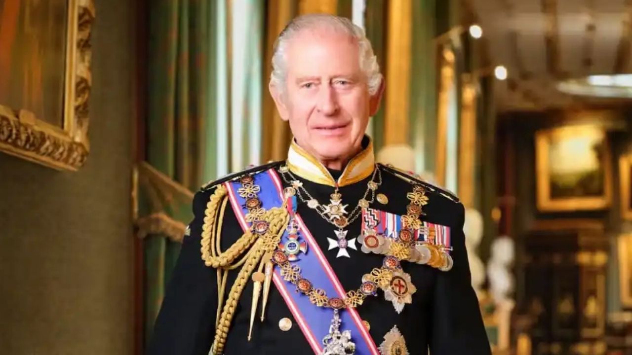 Rey Carlos III es hospitalizado por complicaciones del cáncer