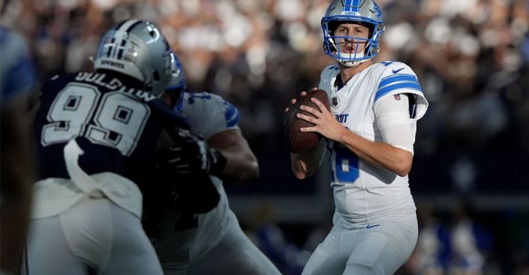 Goff se despachó con tres pases de anotación ante Dallas