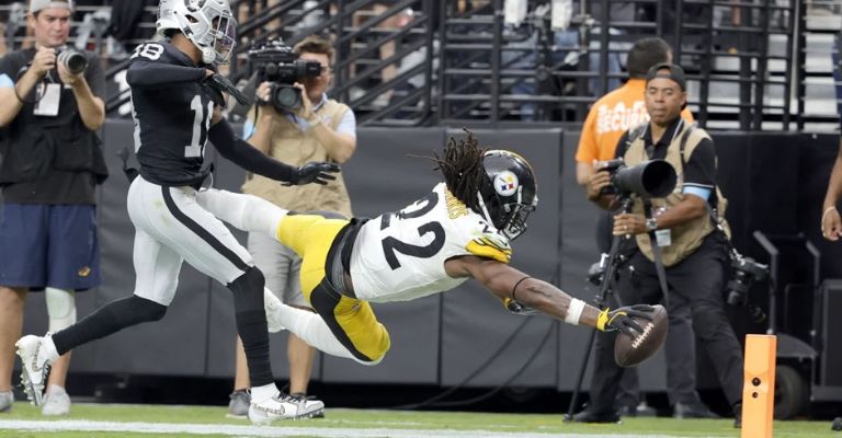 Najee se lanza para su anotación