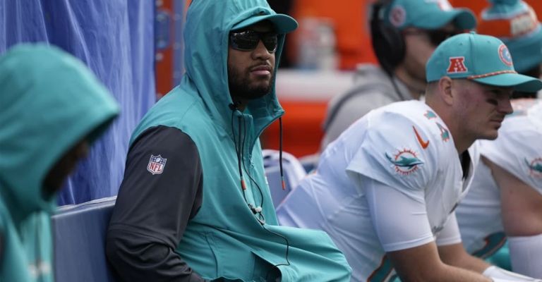 Tua ha estado apoyando al equipo desde la banca