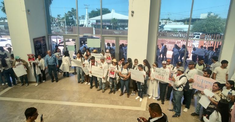 Manifestantes al interior de la Fiscalía General de Justicia del Estado