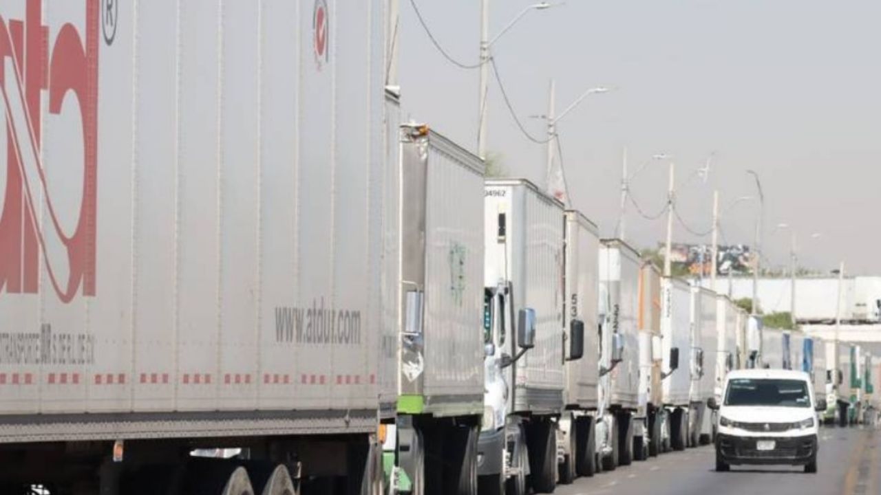 Sicarios de Los Chapitos piden ‘aventón’ a trailero en Sinaloa; son captados en VIDEO