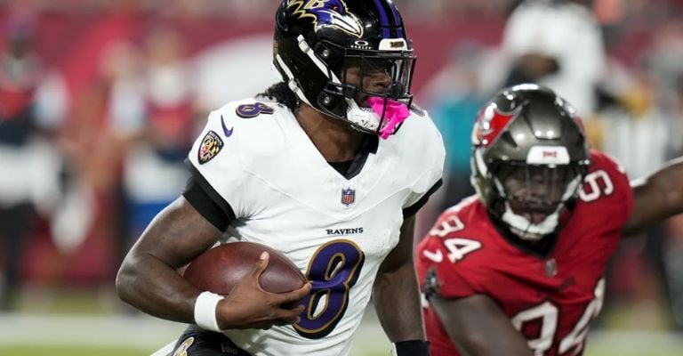 El mariscal de campo es una amenaza con el balón