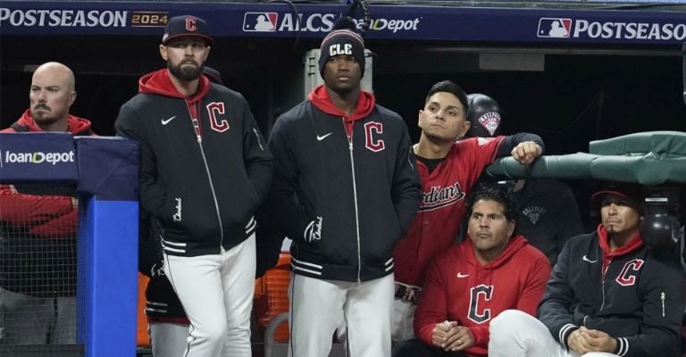 Guardians observan el festejo de los Yankees