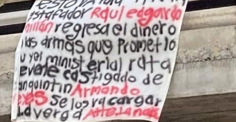 Narcomanta dejada en el Puente el Gallo en Ensenada, Baja California.