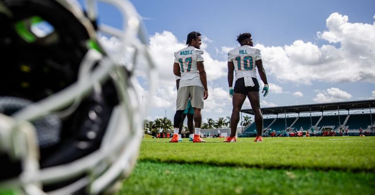 Tyreek Hill está listo para recibir los envíos de Tua