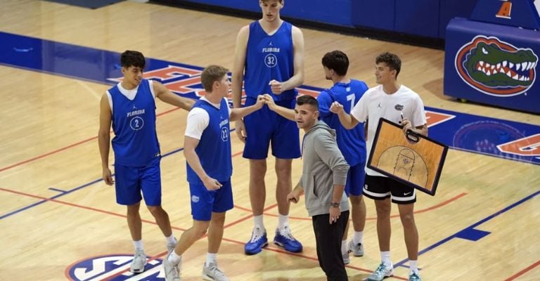 Es difícil que no llame la atención con su altura