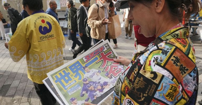 Los titulares de los periódicos ensalzan la hazaña de Ohtani y Yamamoto