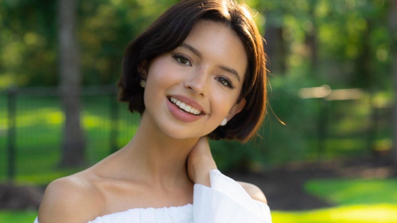 Piden que Ángela Aguilar no tenga el premio de la Mujer del Año