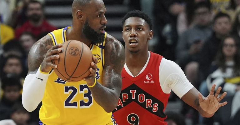 LeBron finalizó con un 'doble-doble'