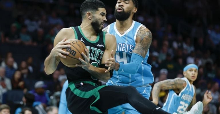 Tatum fue maltratado por los jugadores de Charlotte