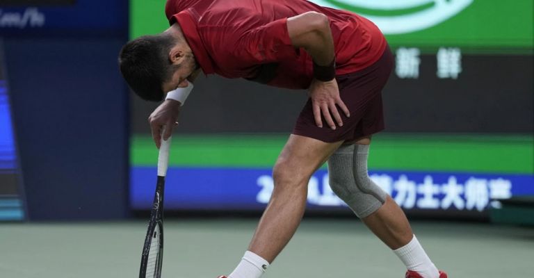 Djokovic dice que no jugará por una lesión