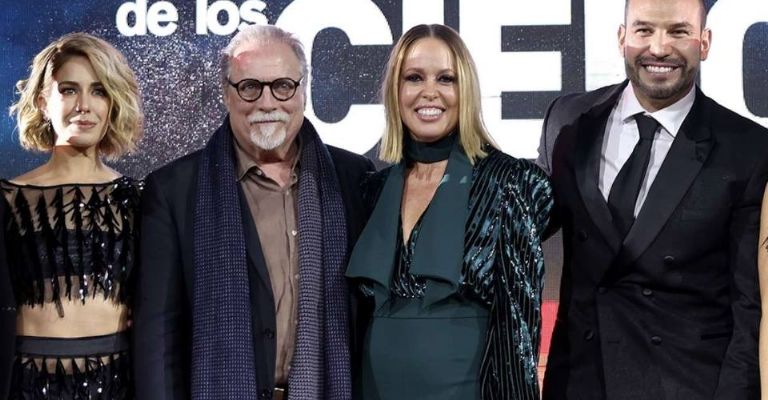 Luis Zelkowicz junto a algunos actores de 'El señor de los cielos'