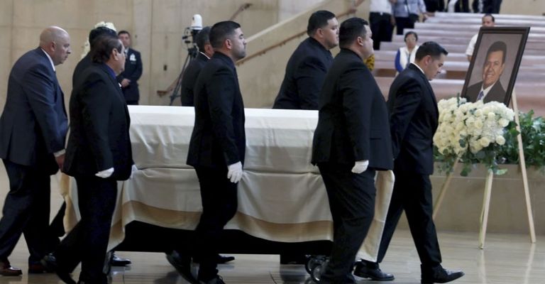 El ataud es colocado en el interior de la catedral