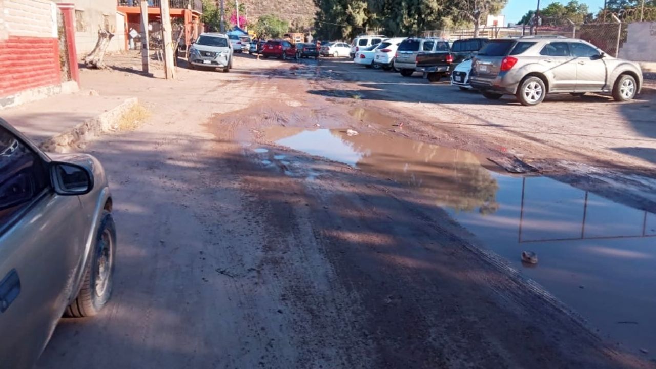 Fuga de drenaje pone en riesgo salud de niños en primaria y kínder de Empalme