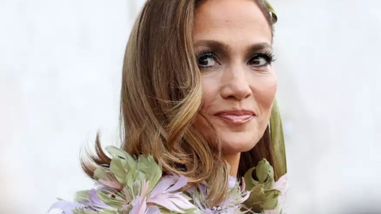 Jennifer Lopez llama la atención con otro hombre